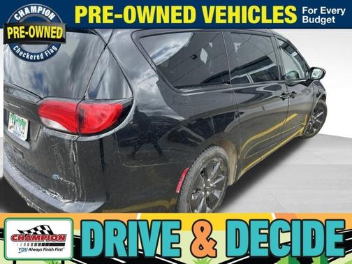 Brilliant Black Crystal Pearlcoat 2019 Chrysler Pacifica Hybrid Touring L