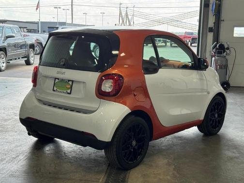 White 2016 smart ForTwo Passion