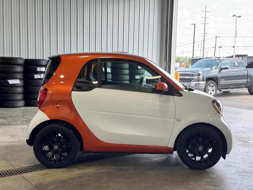 White 2016 smart ForTwo Passion