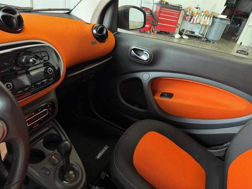 White 2016 smart ForTwo Passion