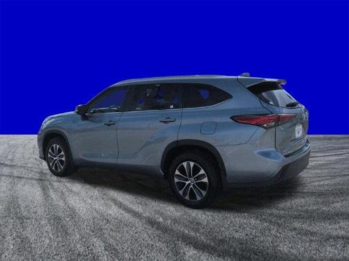 Moon Dust 2023 Toyota Highlander XLE