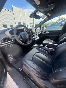 2024 Chrysler Pacifica Hybrid Select