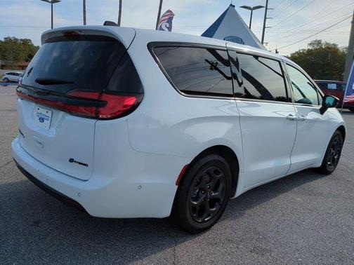 2024 Chrysler Pacifica Hybrid Select