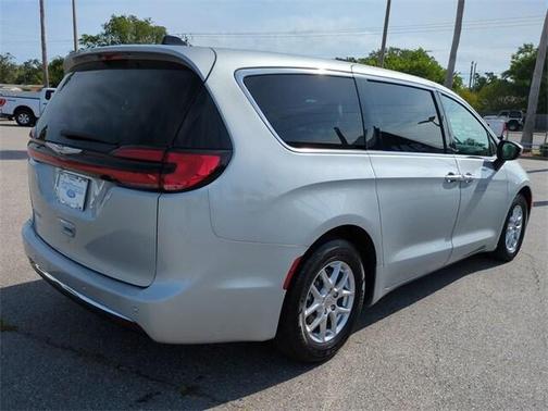 2023 Chrysler Pacifica Touring-L