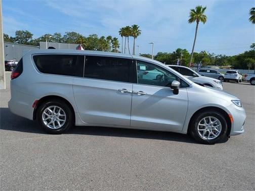 2023 Chrysler Pacifica Touring-L