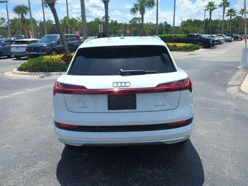 2022 Audi e-tron Premium