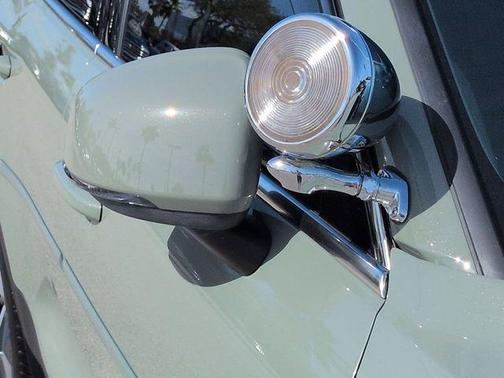 2023 Volvo XC40 B5 Plus Bright Theme