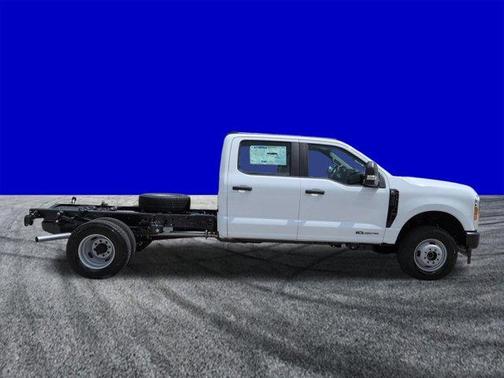 Oxford White 2027 Ford F-350 XL