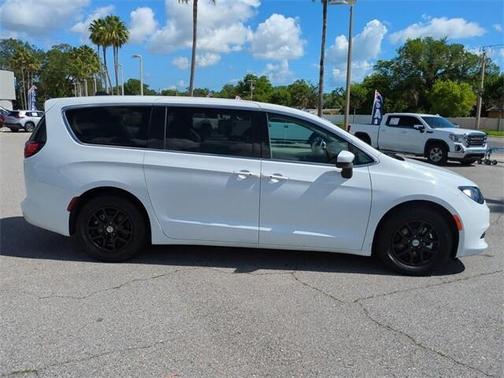 2022 Chrysler Voyager LX
