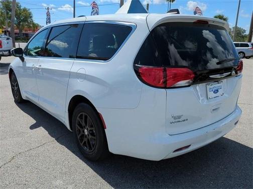 2022 Chrysler Voyager LX