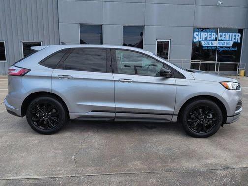 Silver Metallic 2022 Ford Edge SE