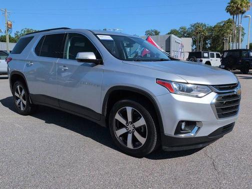 Silver Ice Metallic 2020 Chevrolet Traverse LT Leather