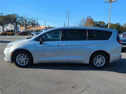 2024 Chrysler Pacifica Touring-L