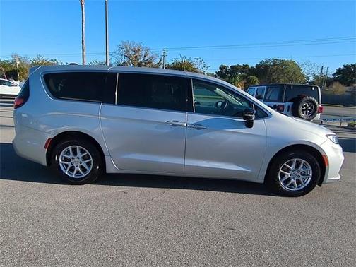 2024 Chrysler Pacifica Touring-L