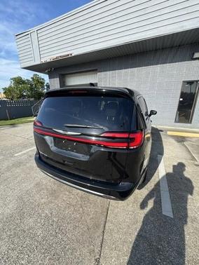 2023 Chrysler Pacifica Touring-L