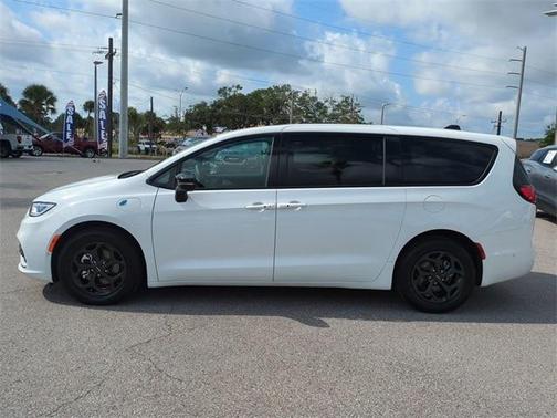 2024 Chrysler Pacifica Hybrid Select