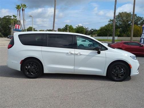 2024 Chrysler Pacifica Hybrid Select