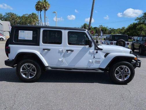 Bright White Clearcoat 2018 Jeep Wrangler Unlimited Sahara