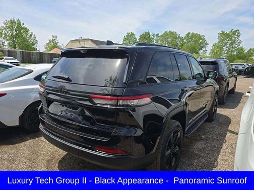 Diamond Black Crystal Pearlcoat 2024 Jeep Grand Cherokee Limited