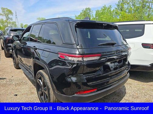 Diamond Black Crystal Pearlcoat 2024 Jeep Grand Cherokee Limited