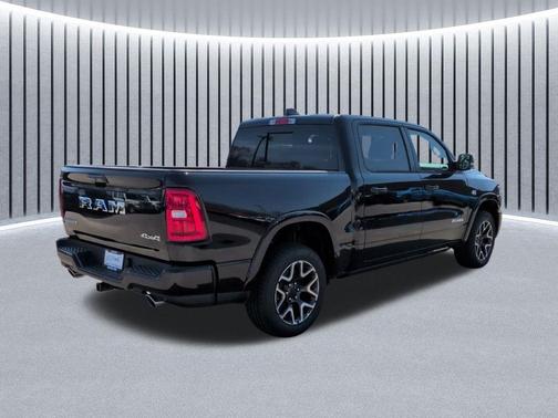 Diamond Black Crystal Pearlcoat 2026 RAM 1500 Laramie