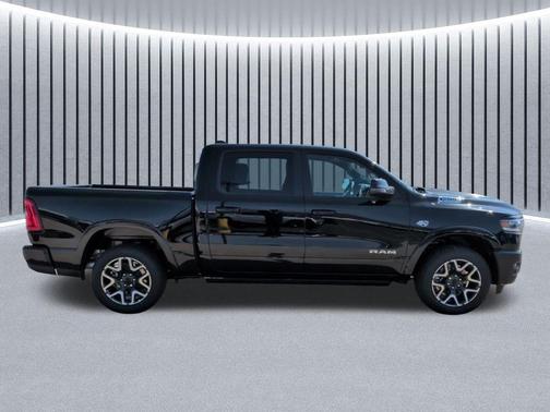 Diamond Black Crystal Pearlcoat 2026 RAM 1500 Laramie