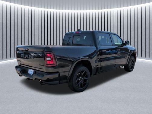 Diamond Black Crystal Pearlcoat 2026 RAM 1500 Laramie