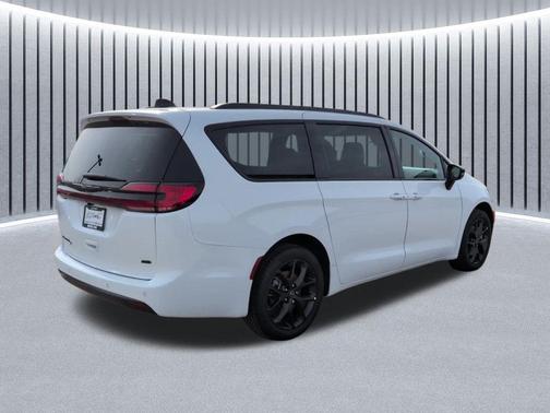 Bright White Clearcoat 2026 Chrysler Pacifica L