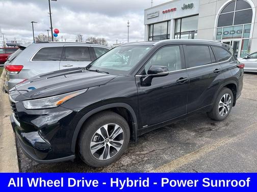 Midnight Black Metallic 2023 Toyota Highlander Hybrid XLE