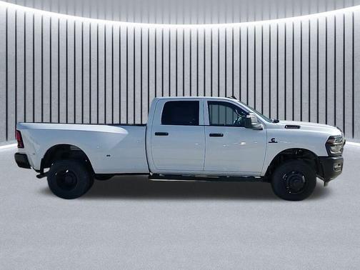 2025 RAM 3500 Tradesman Crew Cab 4x4 8' Box