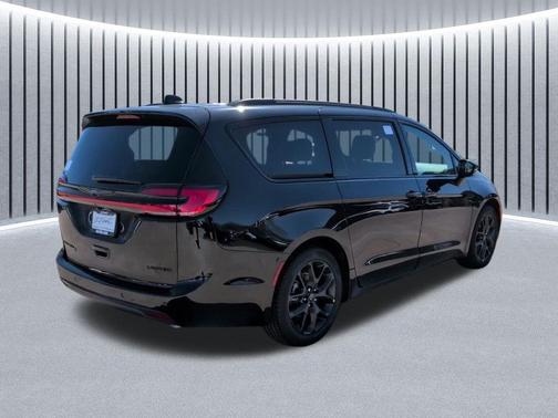 Diamond Black Crystal Pearlcoat 2026 Chrysler Pacifica Limited