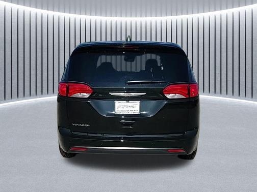 2025 Chrysler Voyager LX