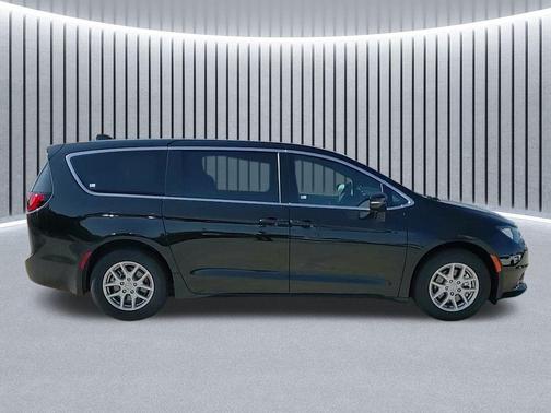 2025 Chrysler Voyager LX