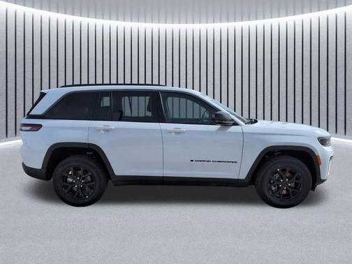 Bright White Clearcoat 2026 Jeep Grand Cherokee Altitude