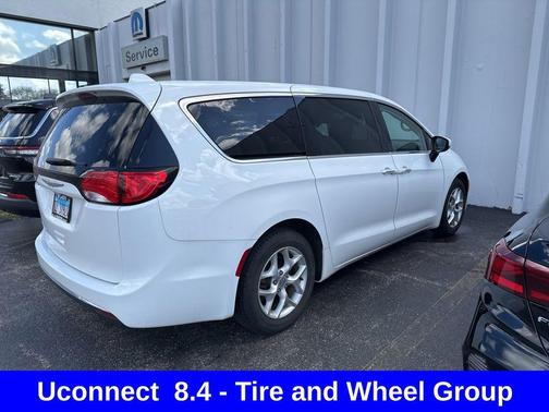 Bright White Clearcoat 2017 Chrysler Pacifica Touring