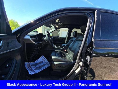 Diamond Black Crystal Pearlcoat 2024 Jeep Grand Cherokee Limited