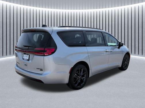 Silver Mist Clearcoat 2026 Chrysler Pacifica Limited