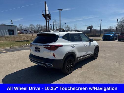 Snow White Pearl 2022 Kia Seltos Nightfall Edition