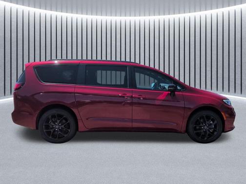 Red Hot Pearlcoat 2026 Chrysler Pacifica L