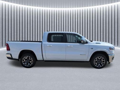 Ivory White Tri-Coat Pearlcoat 2026 RAM 1500 Laramie