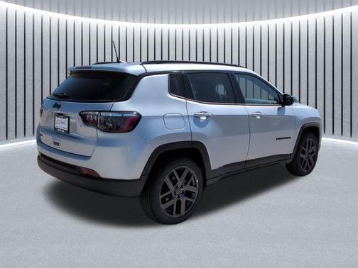 silver zynith metallic clearcoat 2026 Jeep Compass Latitude