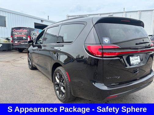 Brilliant Black Crystal Pearlcoat 2023 Chrysler Pacifica Touring L
