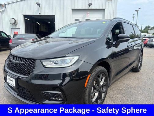 Brilliant Black Crystal Pearlcoat 2023 Chrysler Pacifica Touring L