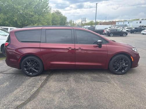 Velvet Red Pearlcoat 2023 Chrysler Pacifica Limited