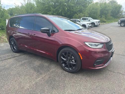 Velvet Red Pearlcoat 2023 Chrysler Pacifica Limited