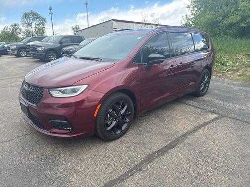 Velvet Red Pearlcoat 2023 Chrysler Pacifica Limited