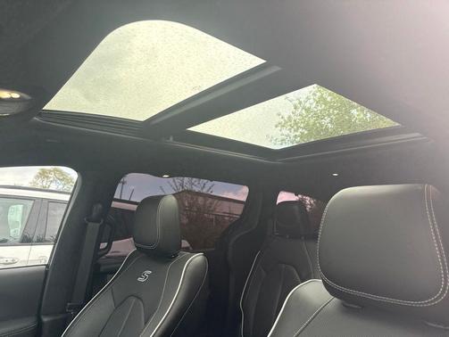 Velvet Red Pearlcoat 2023 Chrysler Pacifica Limited