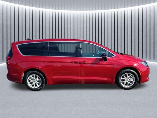 2025 Chrysler Voyager LX