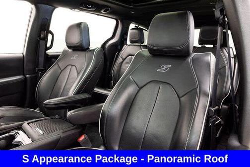 Diamond Black Crystal Pearlcoat 2025 Chrysler Pacifica Limited