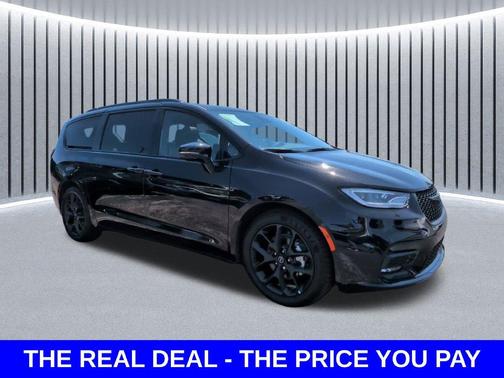 Diamond Black Crystal Pearlcoat 2025 Chrysler Pacifica Limited